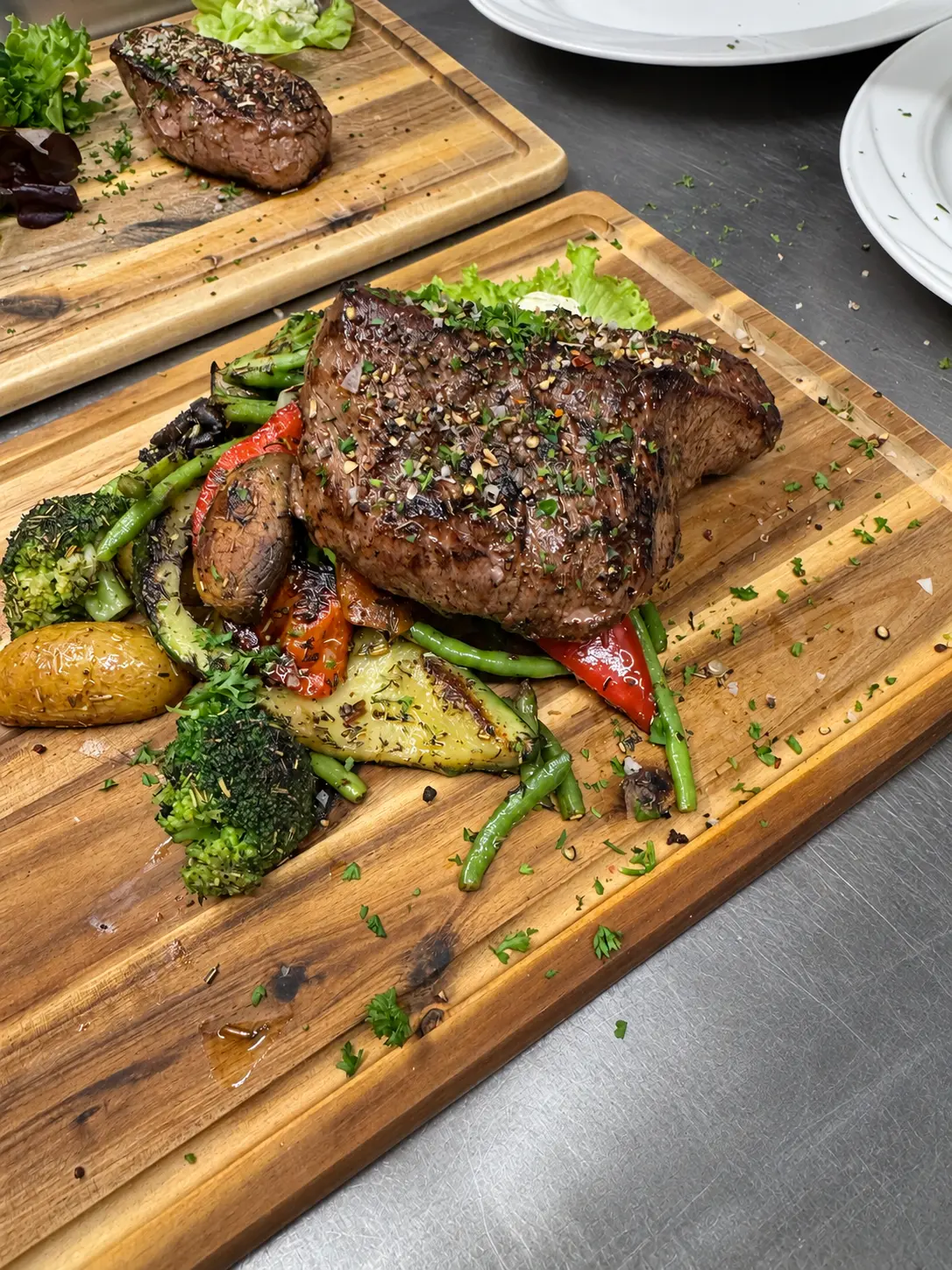 Steak mit Gemüse auf einem Holzbrett aus der MeilenStein-Küche
